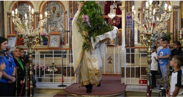 Χίος: Ο «ιπτάμενος ιερέας» έγινε ξανά viral - Η εντυπωσιακή πρώτη Ανάσταση (Βίντεο)